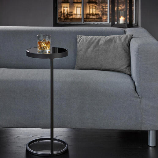 Table d'appoint mini avec un verre sur la table.