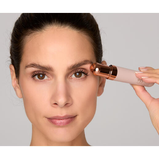 Femme tenant le rasoir facial Roxy contre son sourcil.