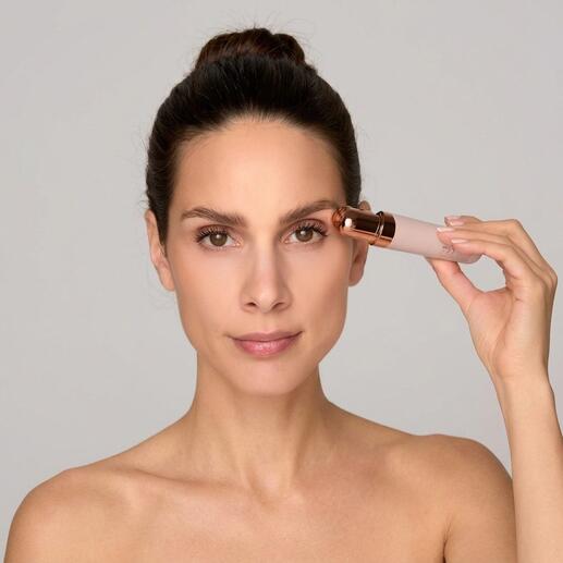 Femme tenant le rasoir facial Roxy contre son sourcil.