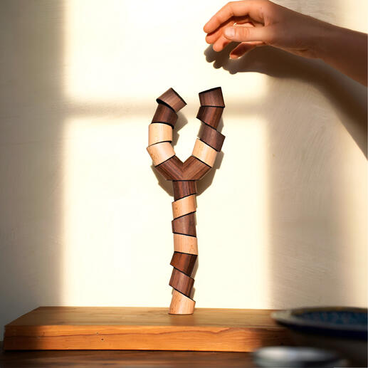 Jeu de empilement en bois avec un design en bois empilé à la main dans différentes formes.