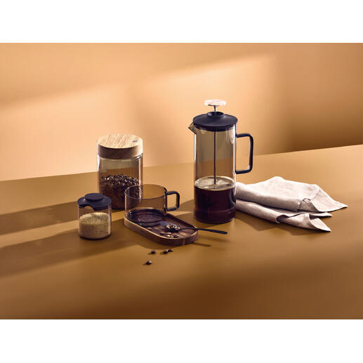 French-Press en verre soufflé à la bouche de 600 ml, grains de café et verres sur une table.