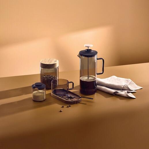 French-Press en verre soufflé à la bouche de 600 ml, grains de café et verres sur une table.