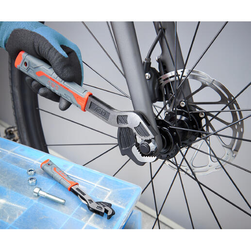 Clé à molette utilisée pour l'entretien du mécanisme de frein d'un vélo.