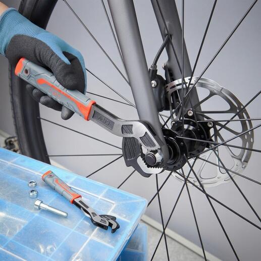 Clé à molette utilisée pour l'entretien du mécanisme de frein d'un vélo.