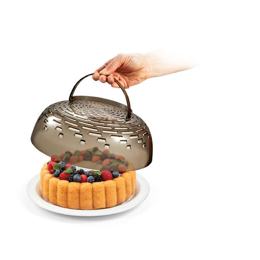 Main soulevant un couvercle amovible d'un bol 3 en 1 avec des fruits