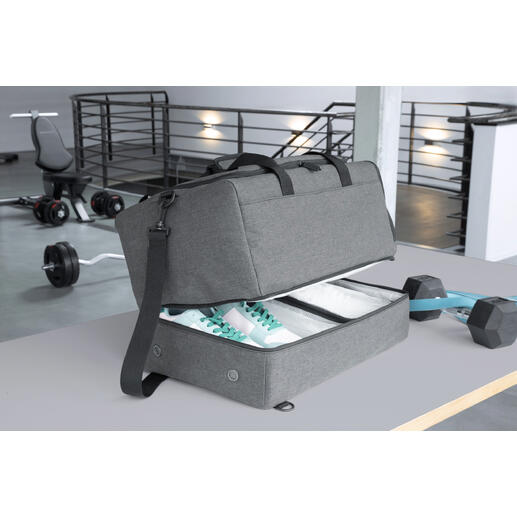 Sac tout-en-un 2-en-1 gris ouvert avec des chaussures de sport à l'intérieur.