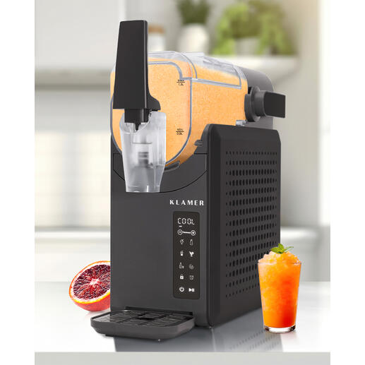Machine à slush dans une cuisine moderne avec un verre de slush à côté.