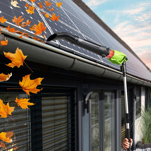Souffleur à feuilles télescopique sans fil nettoie les feuilles d'un toit.