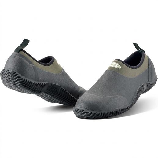 Deux chaussures de jardin Airmesh noires, orientées de l'intérieur vers l'extérieur.