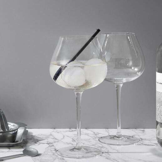 Deux verres à gin élégants sur un fond en marbre
