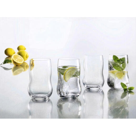 Quatre verres Holmegaard avec des tranches de citron vert sur une table.