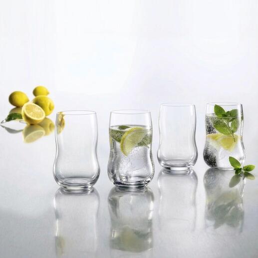 Quatre verres Holmegaard avec des tranches de citron vert sur une table.
