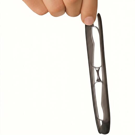 Main tenant des lunettes de lecture pliantes