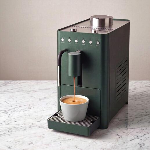 Machine à café design Chipperfield Edition en vert, remplie de café dans une tasse.