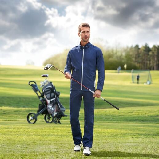 Homme en vêtements fonctionnels KJUS sur un terrain de golf.