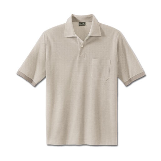 Polo beige à manches courtes avec une poche poitrine sur fond clair.