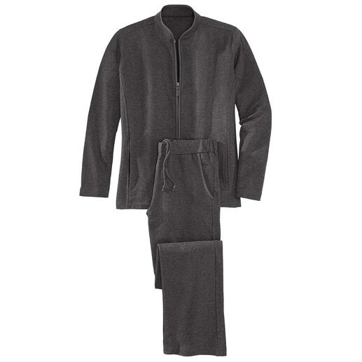 Ensemble de loungewear gris, composé d'une veste et d'un pantalon, sur fond blanc.