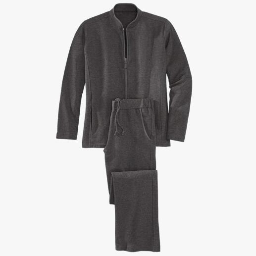 Ensemble de loungewear gris, composé d'une veste et d'un pantalon, sur fond blanc.