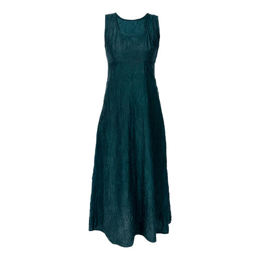 Robe en soie crinkle verte sur fond blanc.