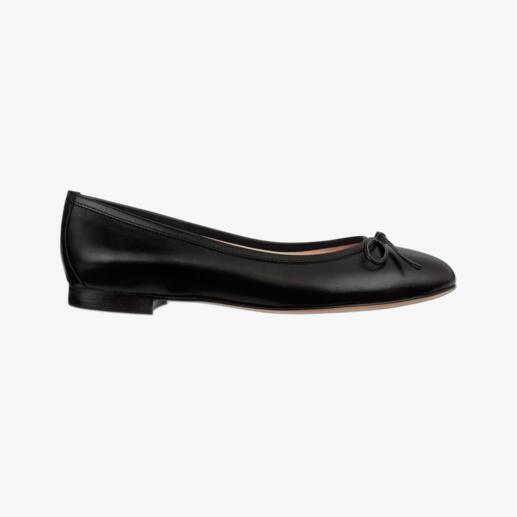 Ballerine noire avec un nœud, vue latérale.