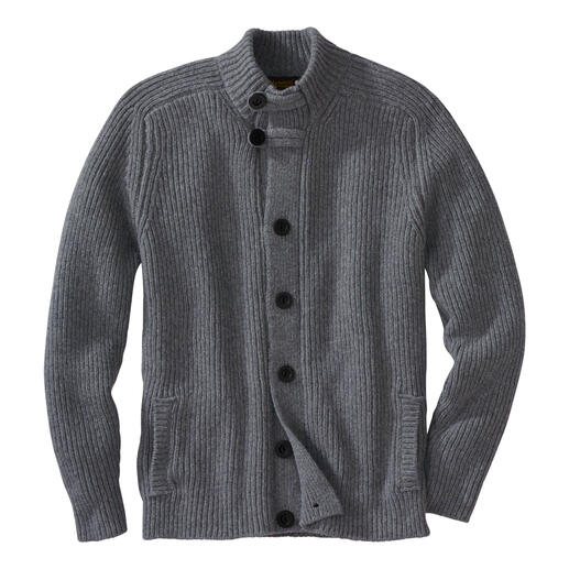 Veste raglan en tricot Fisherman Style rustique, réinterprété au goût du jour. Avec empiècement épaules intégré. Par Fisherman out of Ireland.