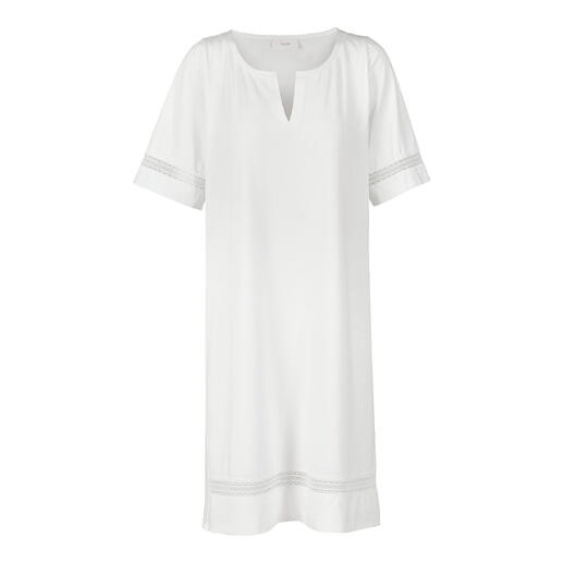 Chemise de nuit blanche à manches courtes sur un fond neutre.