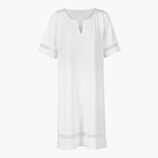 Chemise de nuit blanche à manches courtes sur un fond neutre.