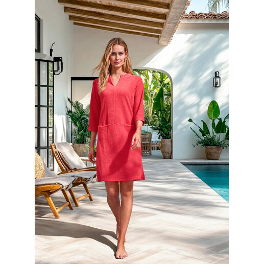 Robe Relax en tissu éponge Femme en robe de détente en éponge rouge au bord de la piscine.