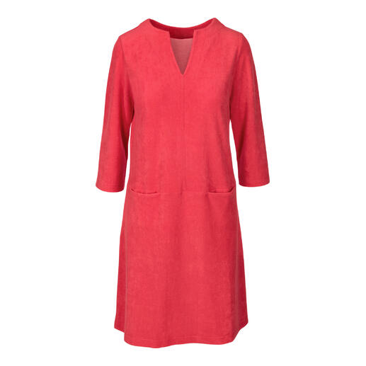 Robe de détente en éponge rouge sur fond blanc.