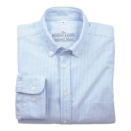 Bleu clair/Blanc rayé Chemise à rayures bleu clair et blanche, pliée, avec un col à boutons.