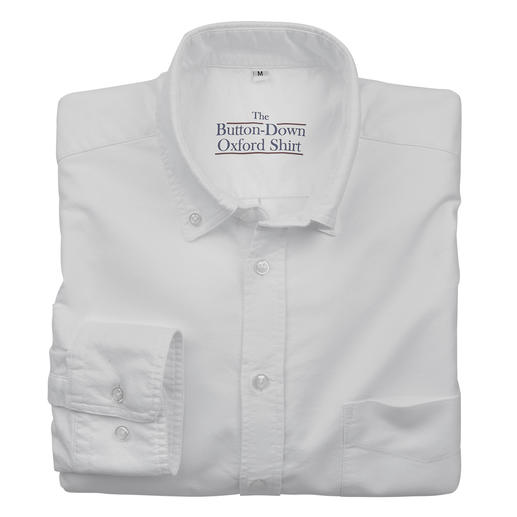 Chemise blanche, pliée, avec col à boutons, taille 38 cm.