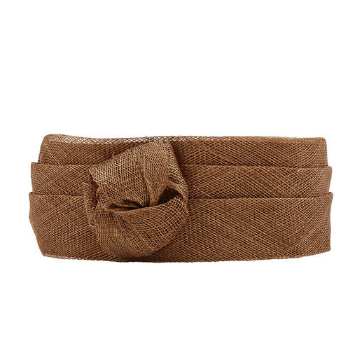 Bandeau en sinamay brun orné de fleurs, posé à plat
