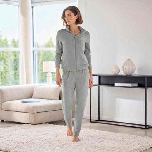 Femme en ensemble modal gris dans le salon.