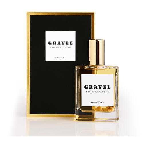 Spray Eau de Parfum Gravel à côté de l'emballage noir