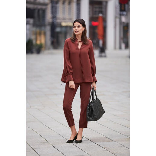 Shirt ou Pantalon 24 heures SLY010, rouge épicé Design tendance. Crêpe idéale en voyage. Coupe flatteuse confortable. De SLY010, Berlin.