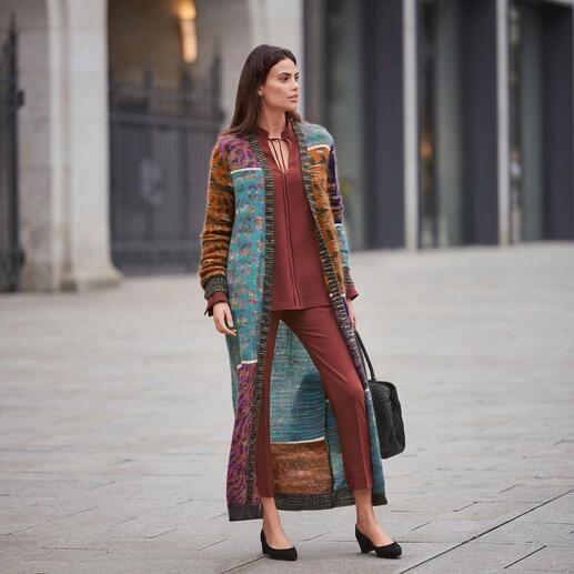 Femme portant un long manteau M Missoni en mohair coloré dans un environnement urbain.