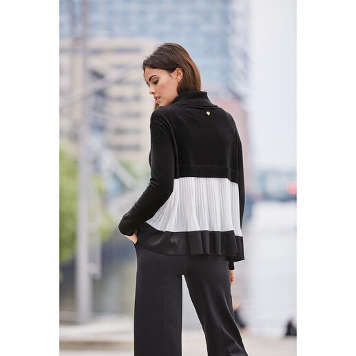 Pull à col roulé plissé TWINSET Le tricot grossier rencontre le délicat tissu plissé. Look superposé de « l’inventeur » de la rupture de style : TWINSET.