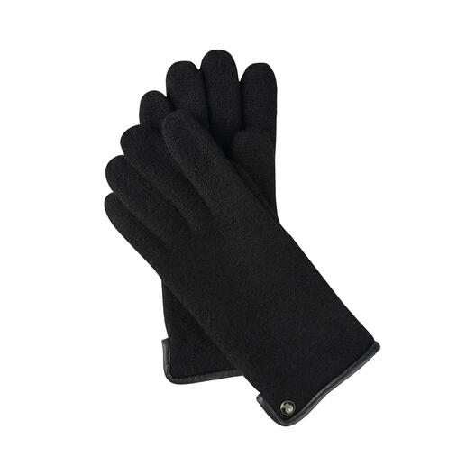 Gants de marche noirs avec une texture agréable tenus dans la main.
