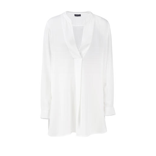 Blouse tunique blanche pour femmes, avec une coupe ample.