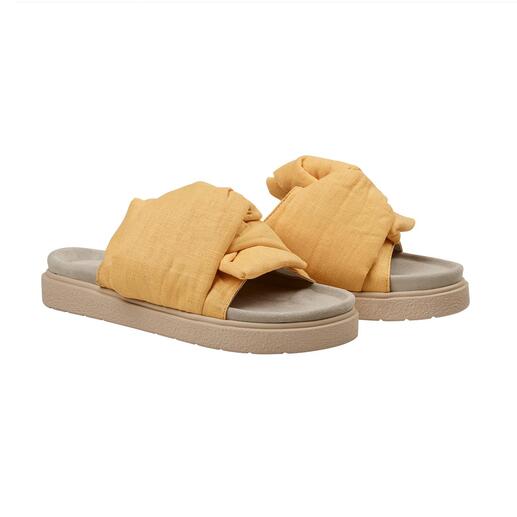 Nu-pantolette jaune d'Inuikii, vue latérale sur un fond neutre.
