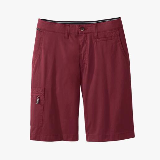 Bermuda rouge sur fond blanc, complètement étalé.
