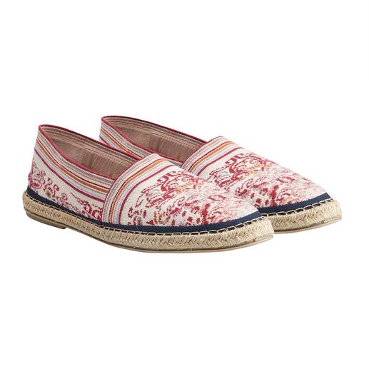 Deux espadrilles tricotées Ivko avec motif rouge sur fond blanc.