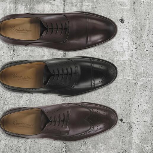Trois chaussures Cordwainer business de différentes teintes de brun côte à côte sur une surface en pierre.