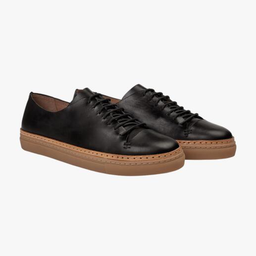 Paire de sneakers en cuir noir avec lacets côte à côte