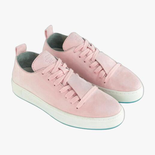 Sneaker en velours rose avec lacets larges et languette rembourrée.