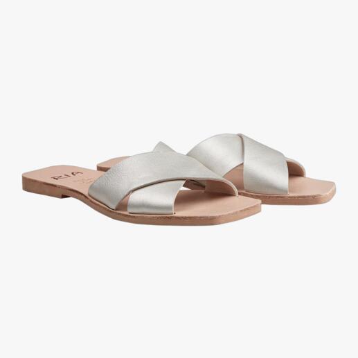 Deux RIA Menorca Cross-Strap-Flats en argent côte à côte