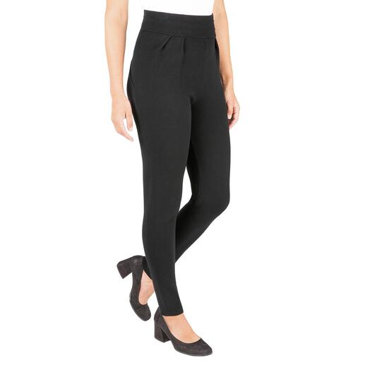 Pantalon en viscose noir sur modèle vu de côté.