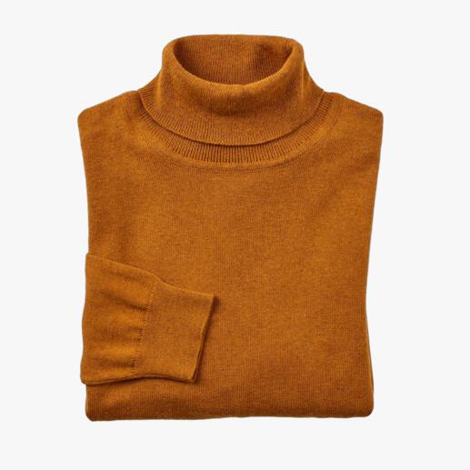 Pull col roulé en tricot fin curry, plié.