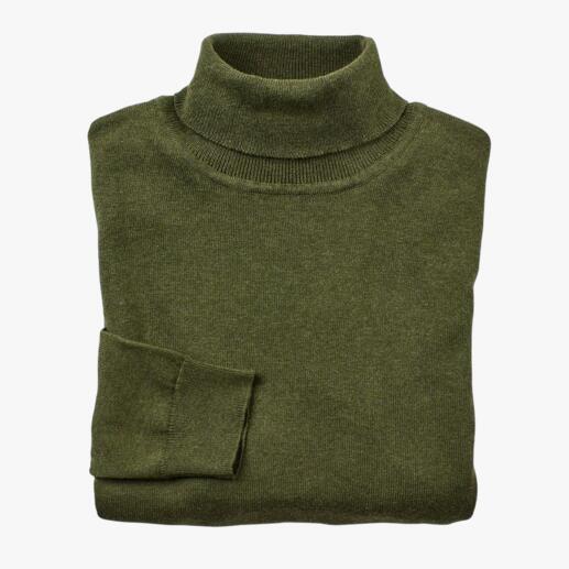 Pull fin vert roulé, plié.