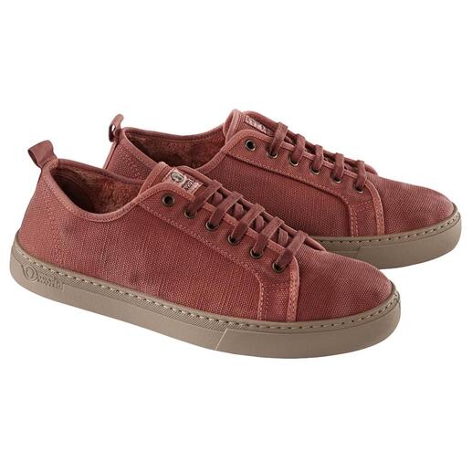 Deux sneakers en toile Natural World en rouge brique côte à côte.